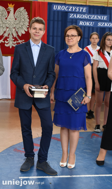 Absolwenci pożegnali uniejowską podstawówkę