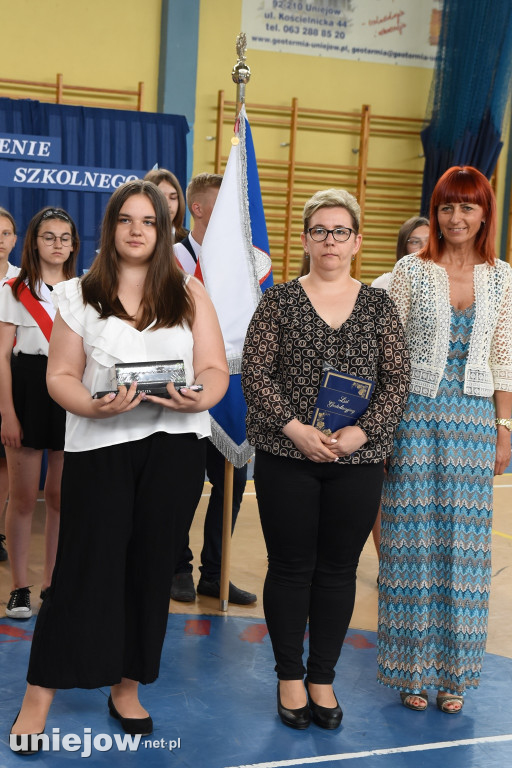 Absolwenci pożegnali uniejowską podstawówkę