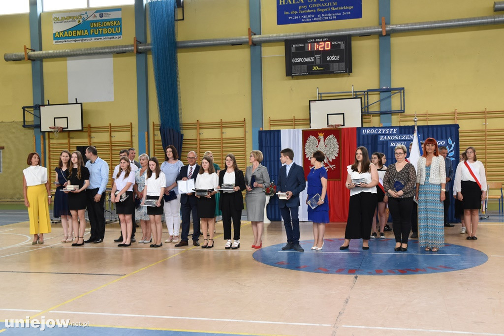 Absolwenci pożegnali uniejowską podstawówkę
