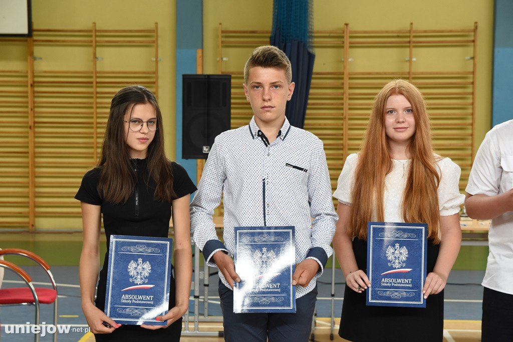 Absolwenci pożegnali uniejowską podstawówkę