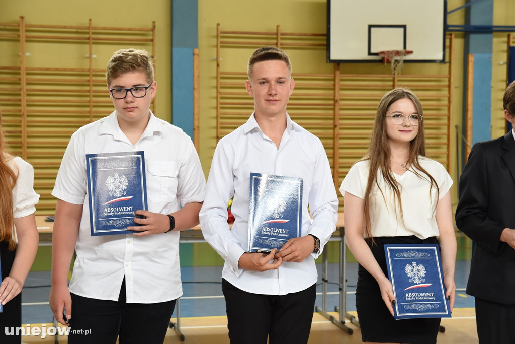 Absolwenci pożegnali uniejowską podstawówkę