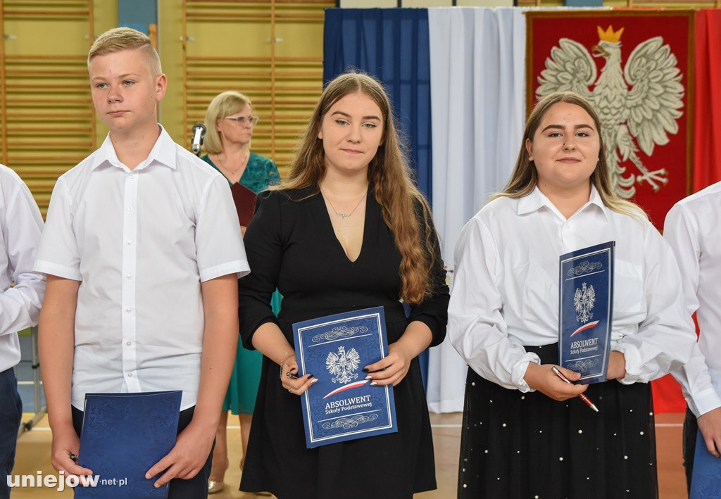 Absolwenci pożegnali uniejowską podstawówkę