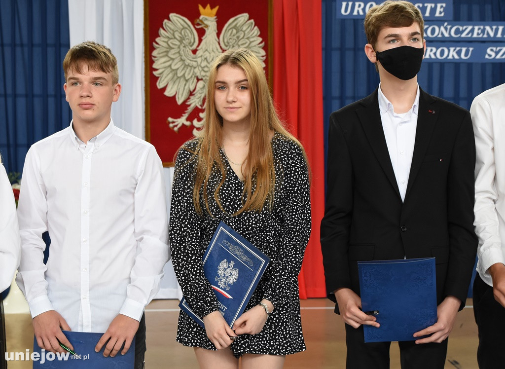 Absolwenci pożegnali uniejowską podstawówkę