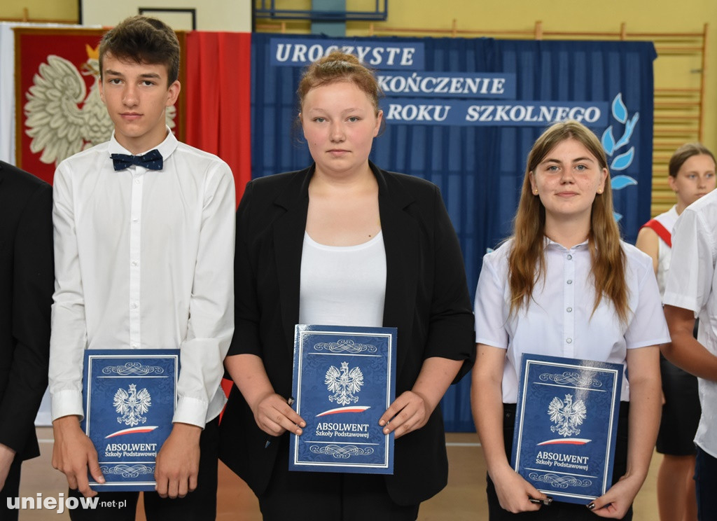 Absolwenci pożegnali uniejowską podstawówkę