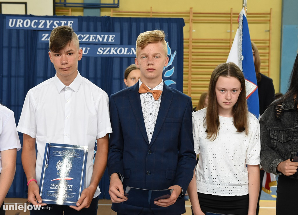 Absolwenci pożegnali uniejowską podstawówkę