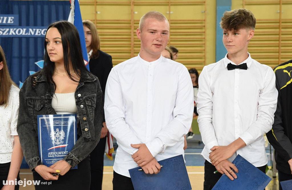 Absolwenci pożegnali uniejowską podstawówkę
