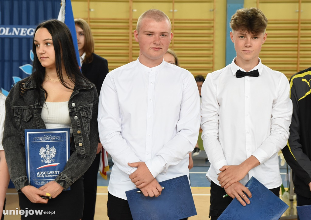 Absolwenci pożegnali uniejowską podstawówkę