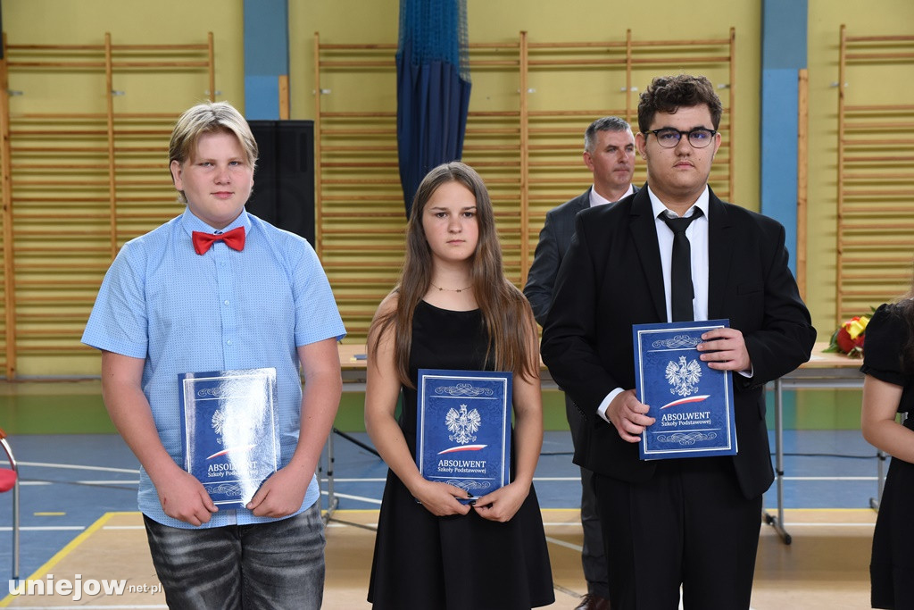 Absolwenci pożegnali uniejowską podstawówkę