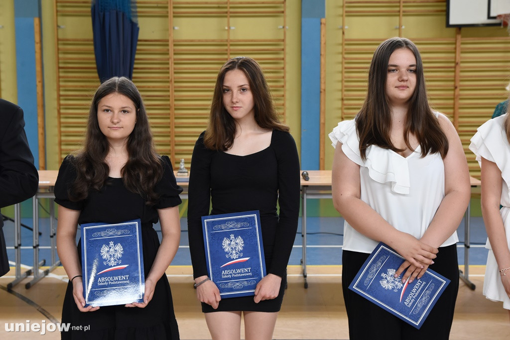 Absolwenci pożegnali uniejowską podstawówkę