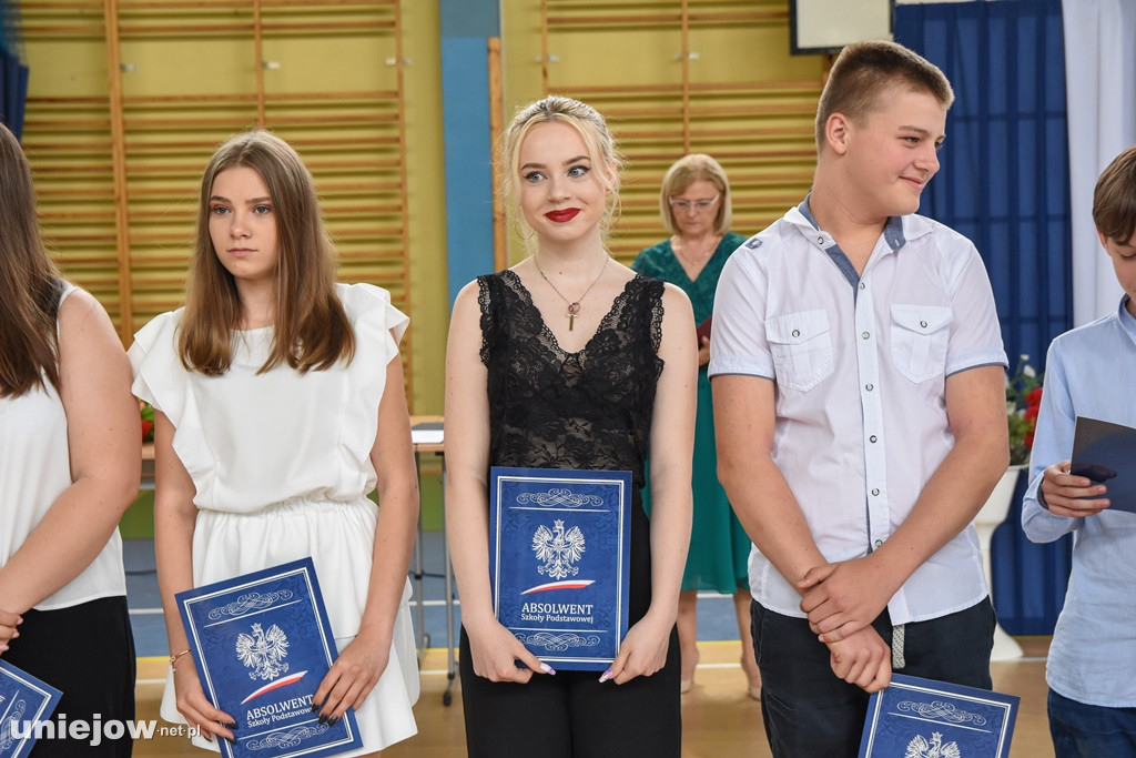Absolwenci pożegnali uniejowską podstawówkę