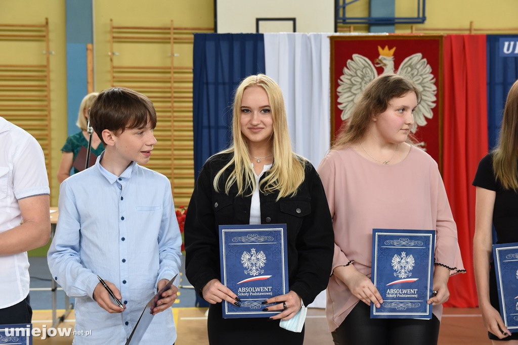 Absolwenci pożegnali uniejowską podstawówkę