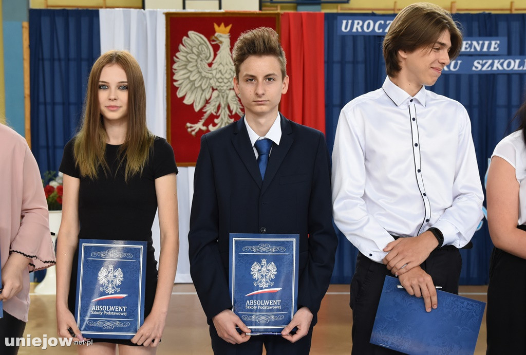 Absolwenci pożegnali uniejowską podstawówkę