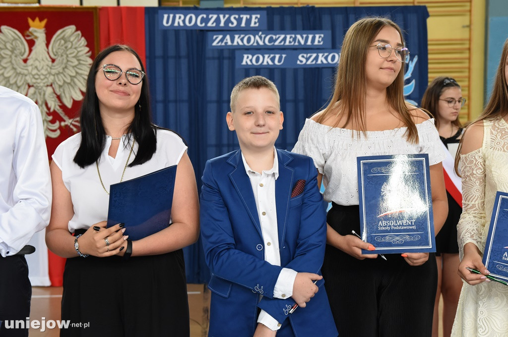 Absolwenci pożegnali uniejowską podstawówkę