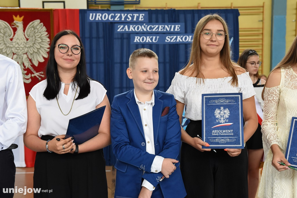 Absolwenci pożegnali uniejowską podstawówkę