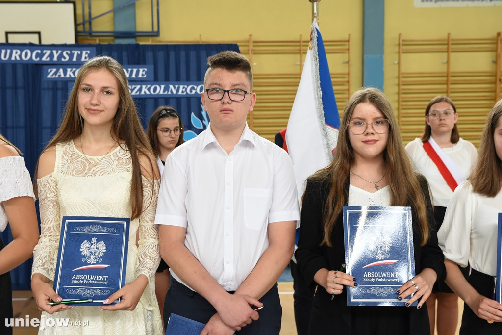 Absolwenci pożegnali uniejowską podstawówkę