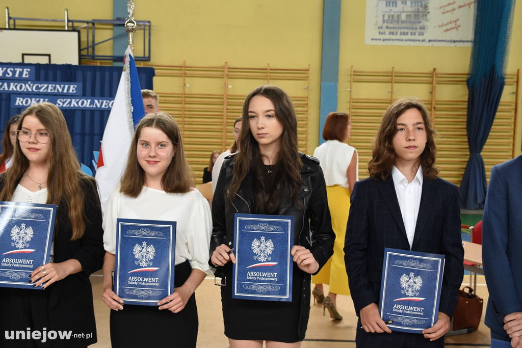 Absolwenci pożegnali uniejowską podstawówkę