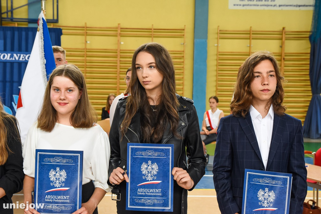 Absolwenci pożegnali uniejowską podstawówkę