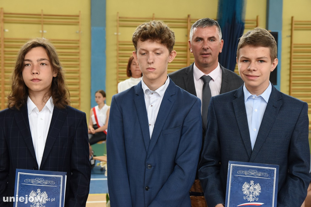 Absolwenci pożegnali uniejowską podstawówkę