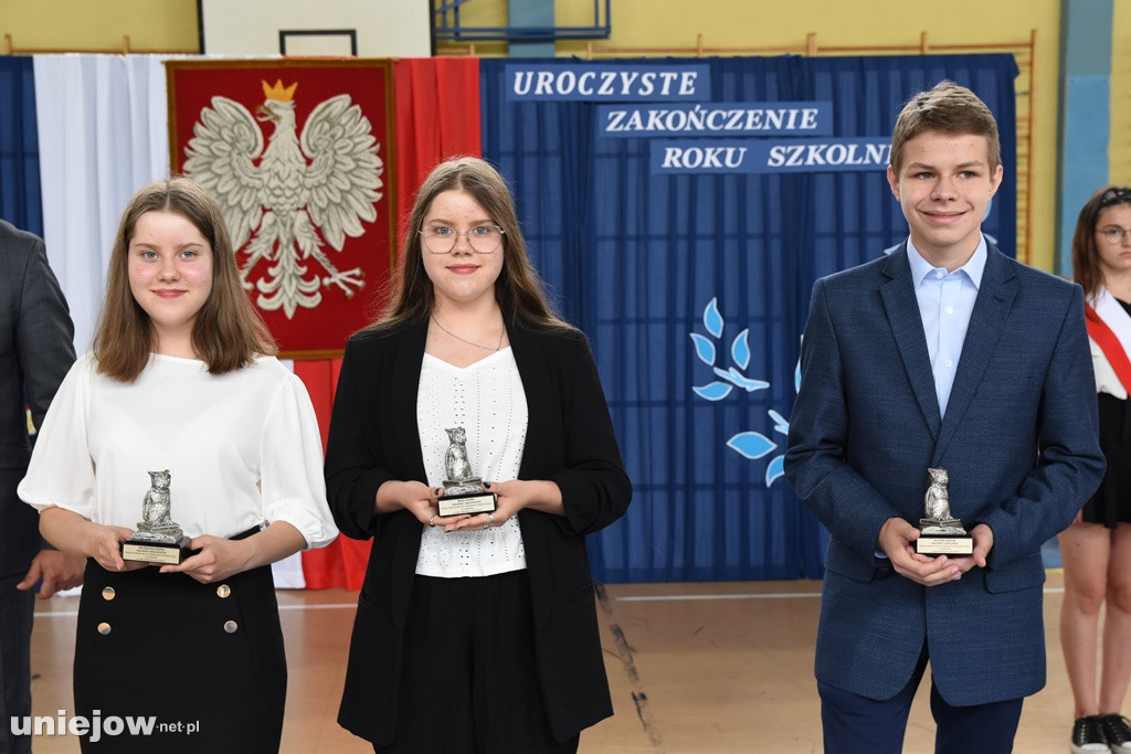 Absolwenci pożegnali uniejowską podstawówkę