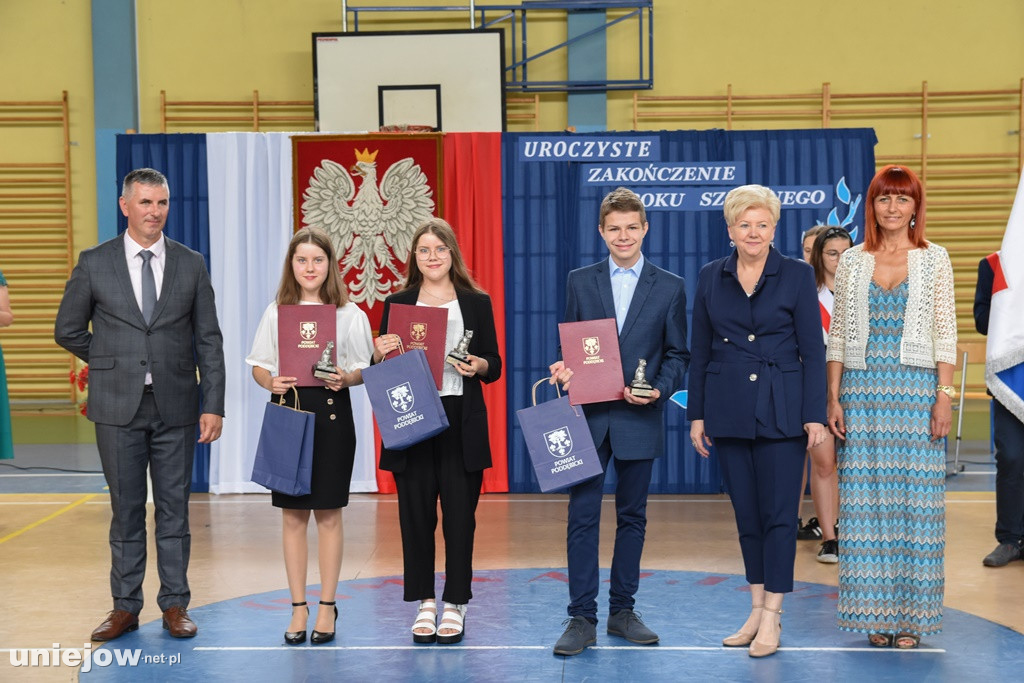 Absolwenci pożegnali uniejowską podstawówkę