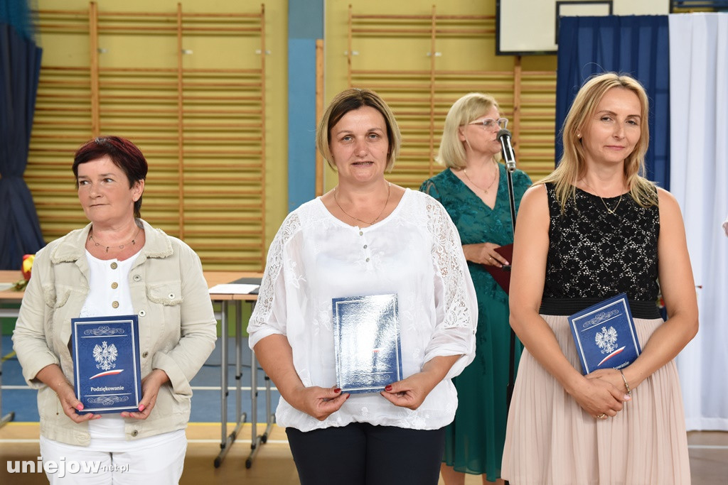 Absolwenci pożegnali uniejowską podstawówkę