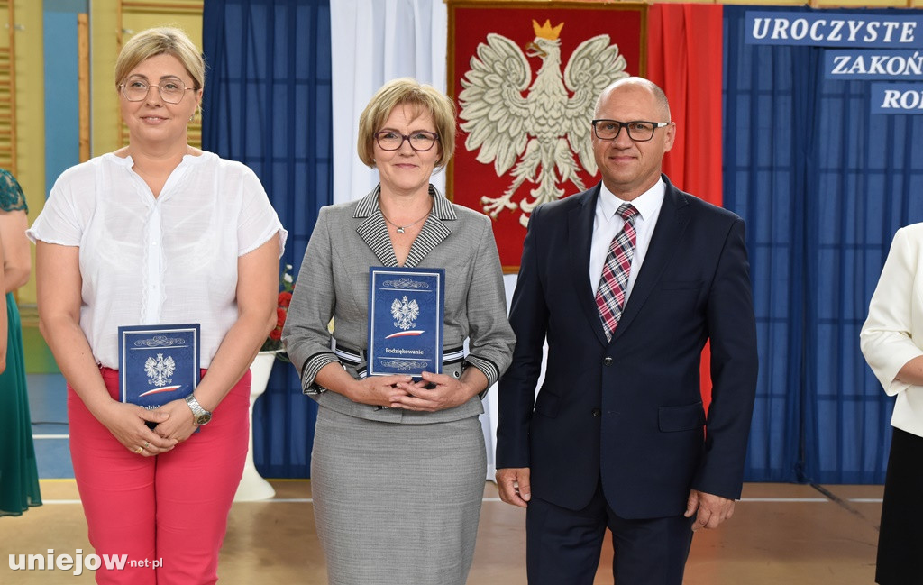 Absolwenci pożegnali uniejowską podstawówkę