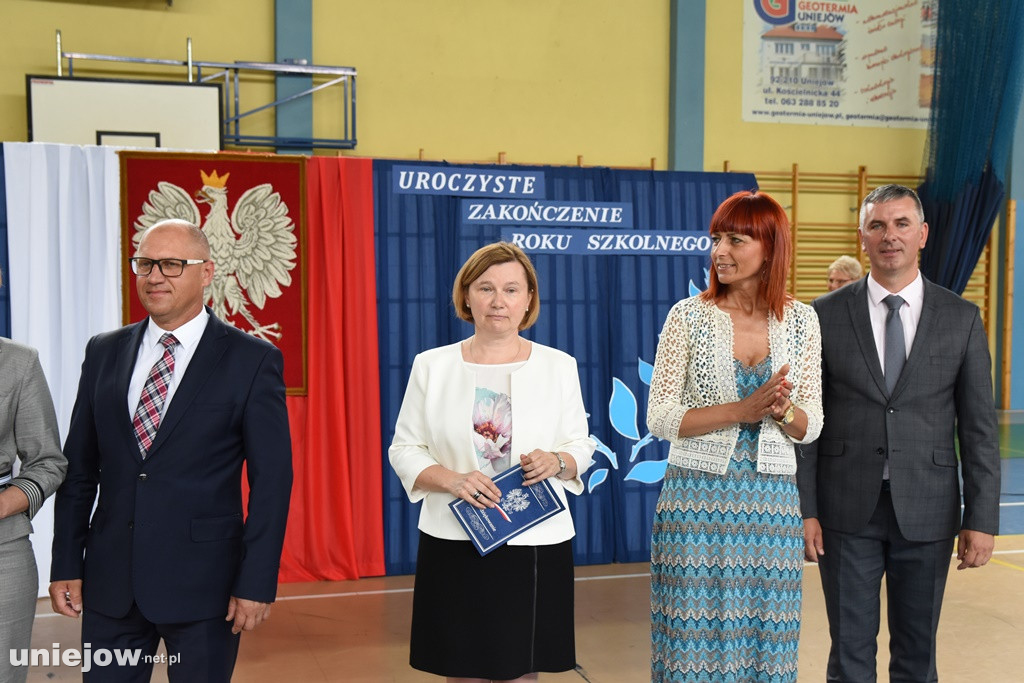 Absolwenci pożegnali uniejowską podstawówkę