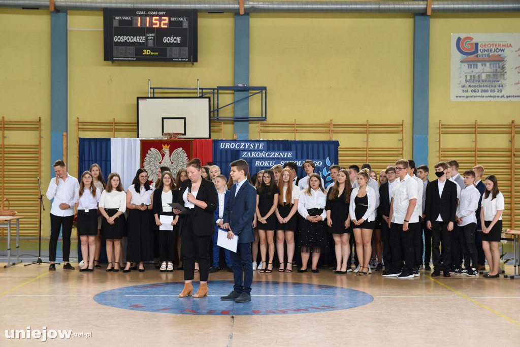 Absolwenci pożegnali uniejowską podstawówkę