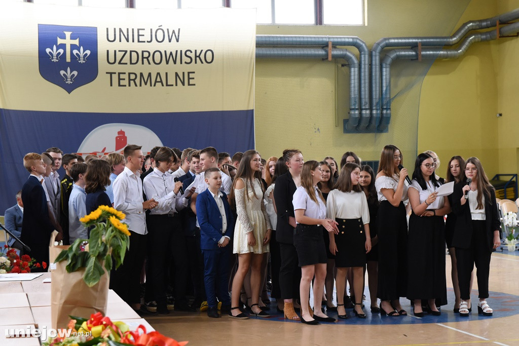 Absolwenci pożegnali uniejowską podstawówkę