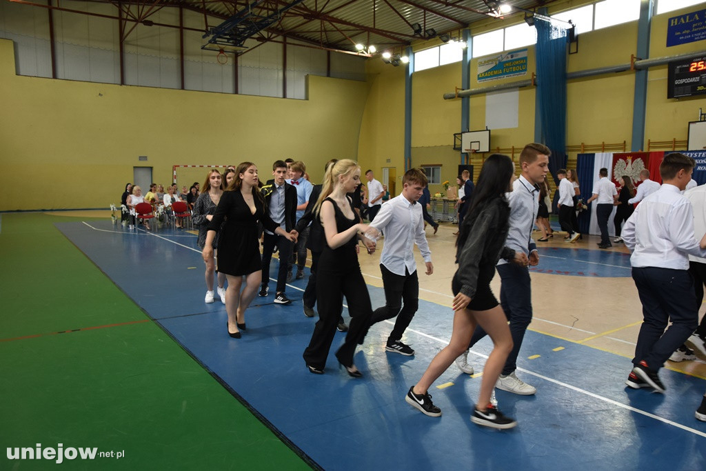 Absolwenci pożegnali uniejowską podstawówkę