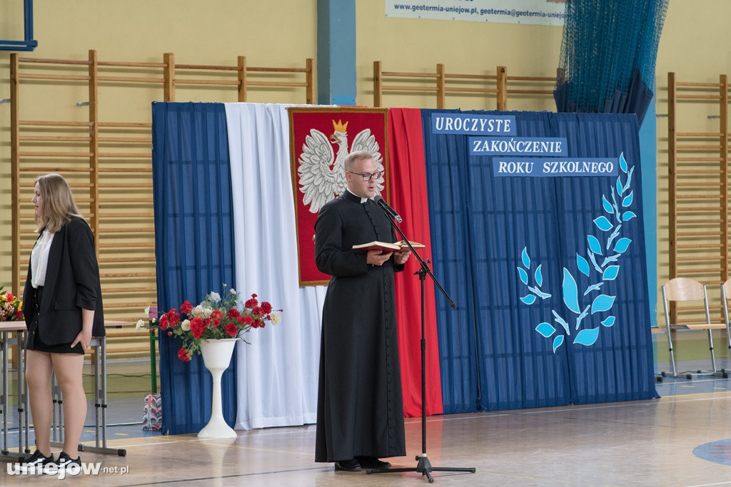 Absolwenci pożegnali uniejowską podstawówkę