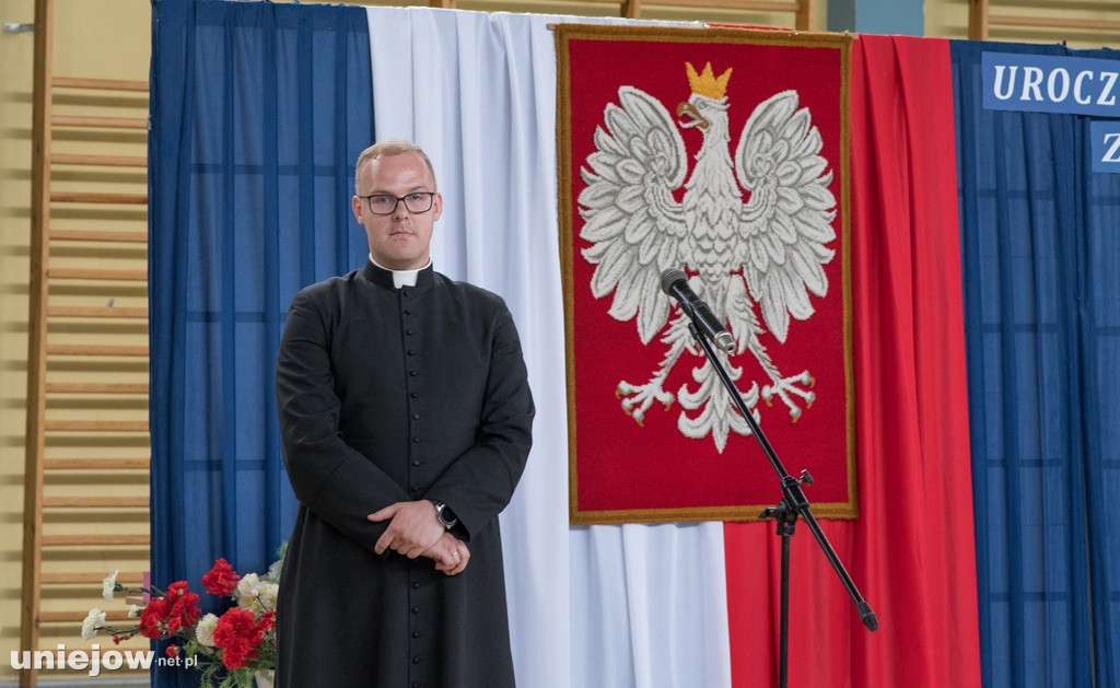 Absolwenci pożegnali uniejowską podstawówkę