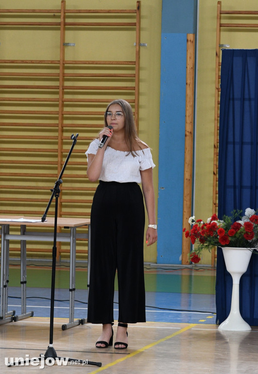 Absolwenci pożegnali uniejowską podstawówkę