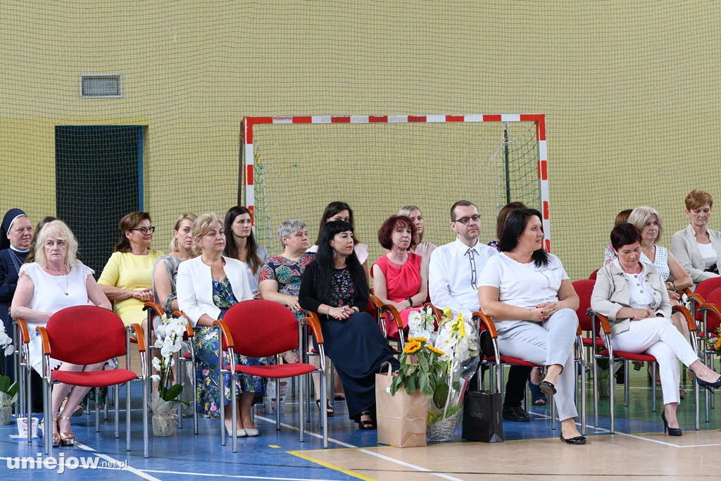Absolwenci pożegnali uniejowską podstawówkę