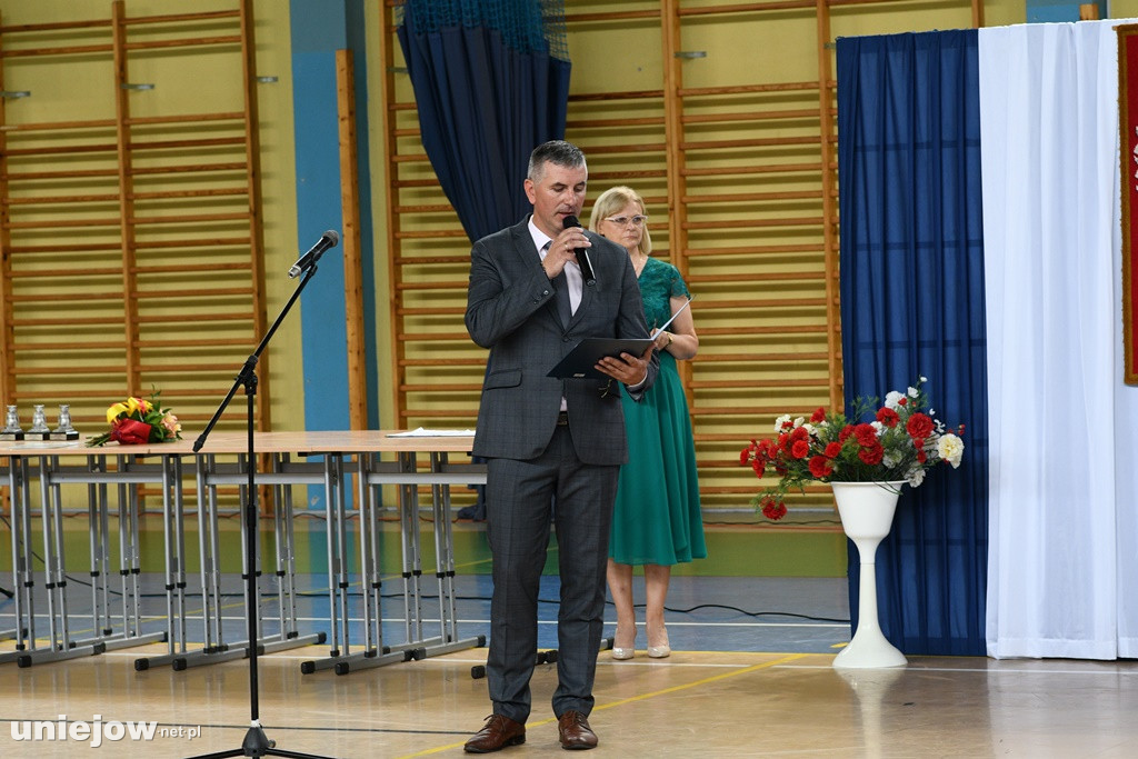 Absolwenci pożegnali uniejowską podstawówkę