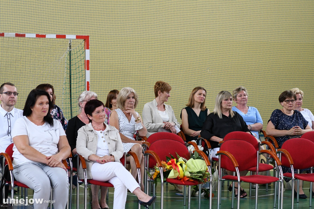 Absolwenci pożegnali uniejowską podstawówkę