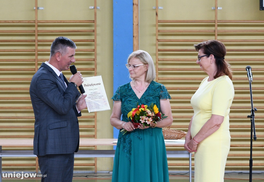 Absolwenci pożegnali uniejowską podstawówkę