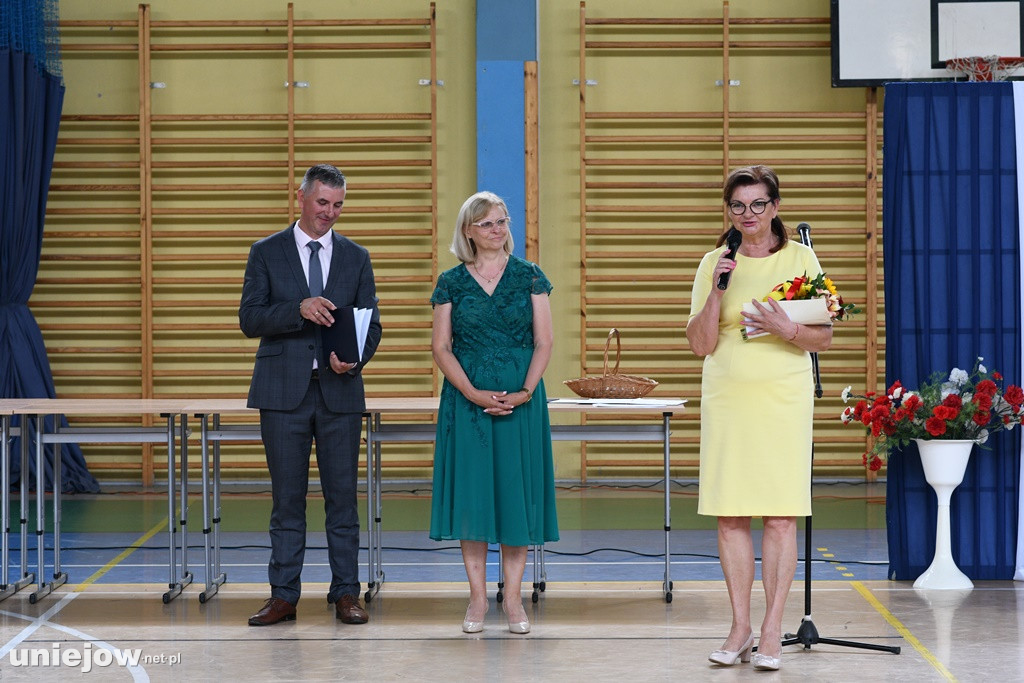 Absolwenci pożegnali uniejowską podstawówkę