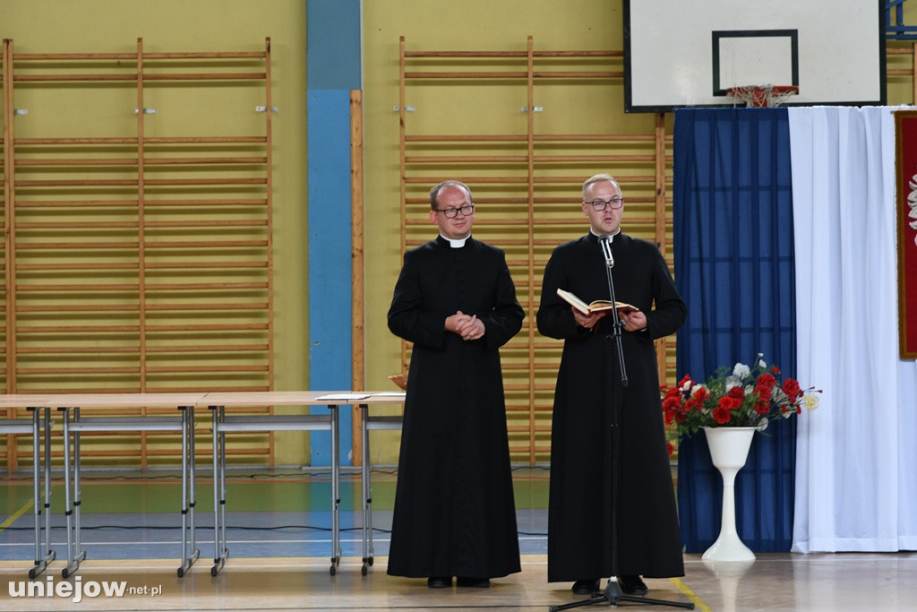 Absolwenci pożegnali uniejowską podstawówkę