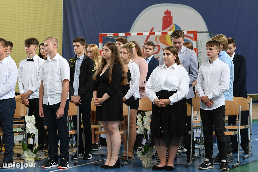 Absolwenci pożegnali uniejowską podstawówkę