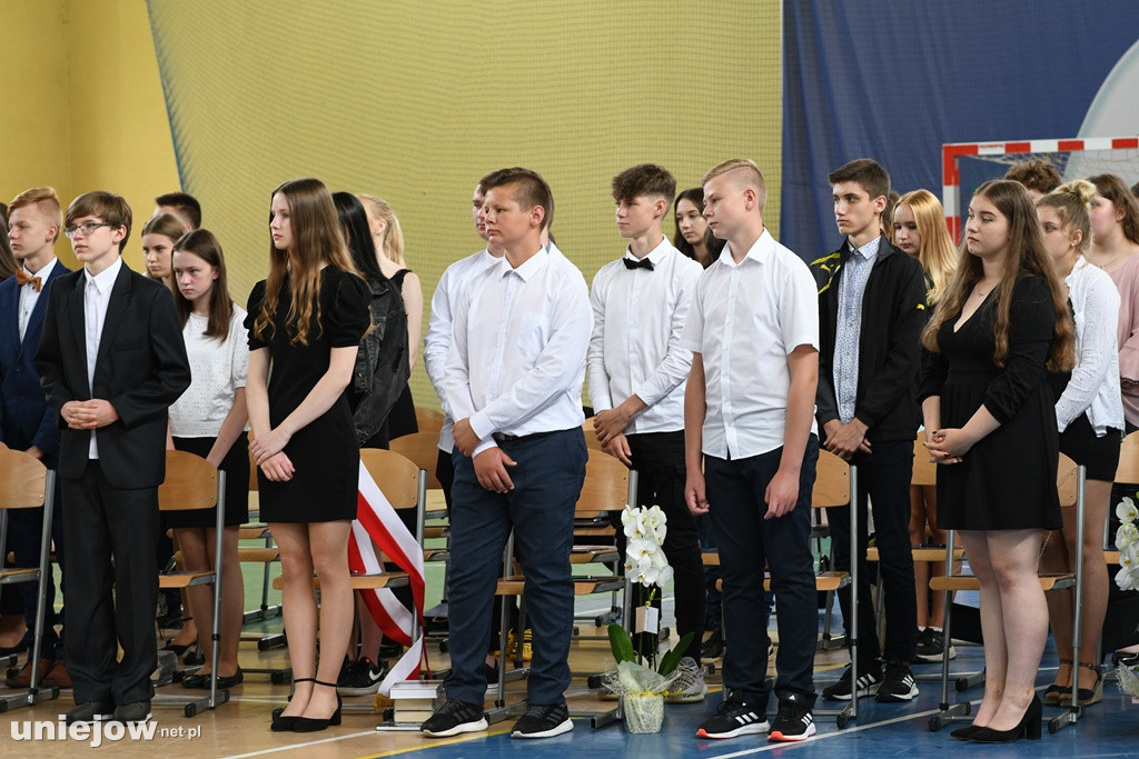 Absolwenci pożegnali uniejowską podstawówkę