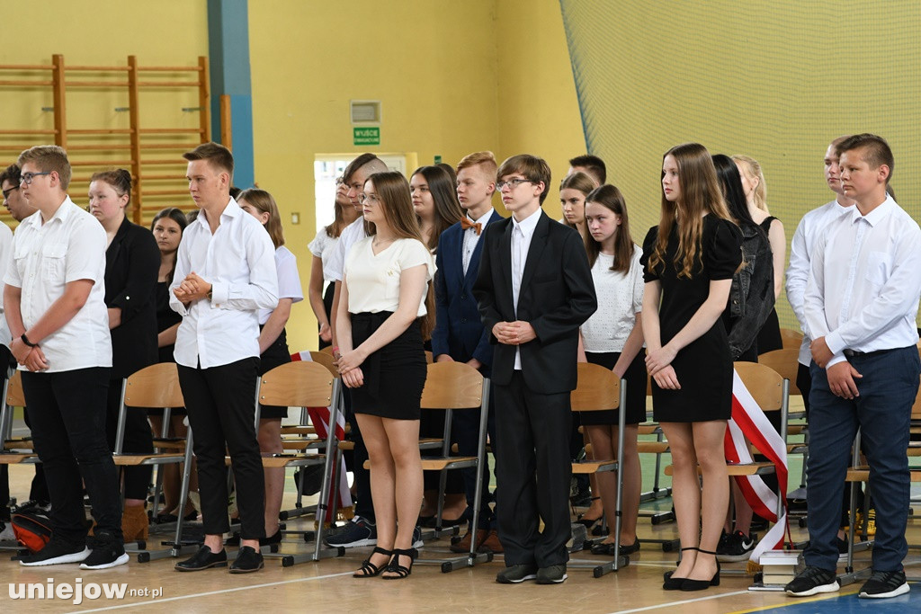 Absolwenci pożegnali uniejowską podstawówkę
