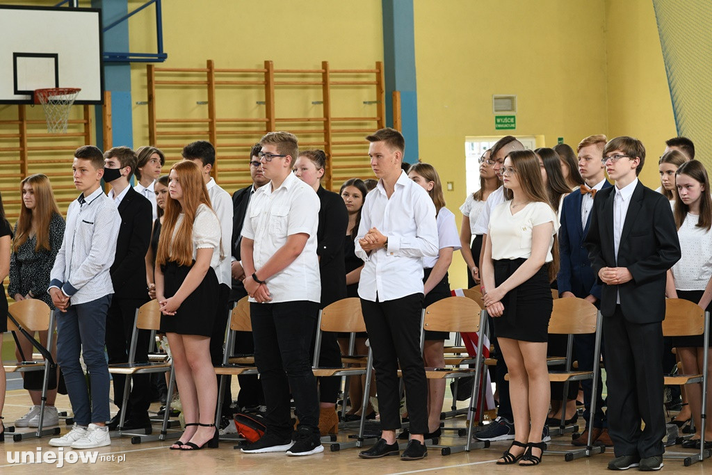 Absolwenci pożegnali uniejowską podstawówkę