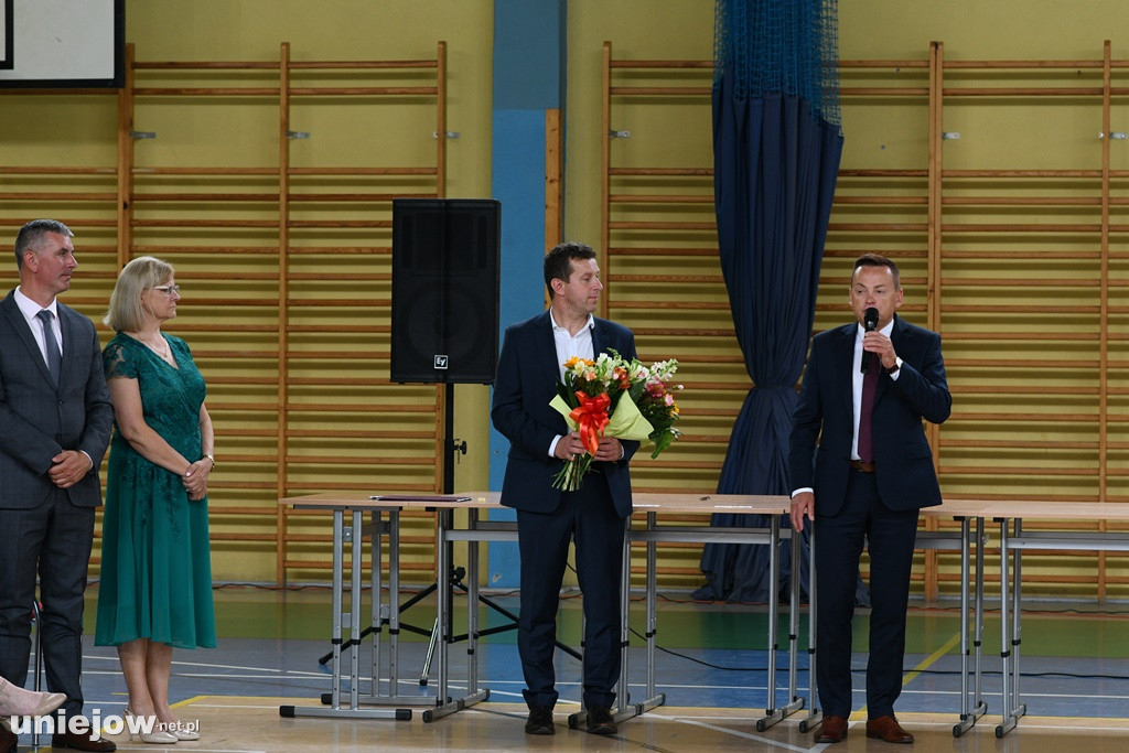 Absolwenci pożegnali uniejowską podstawówkę