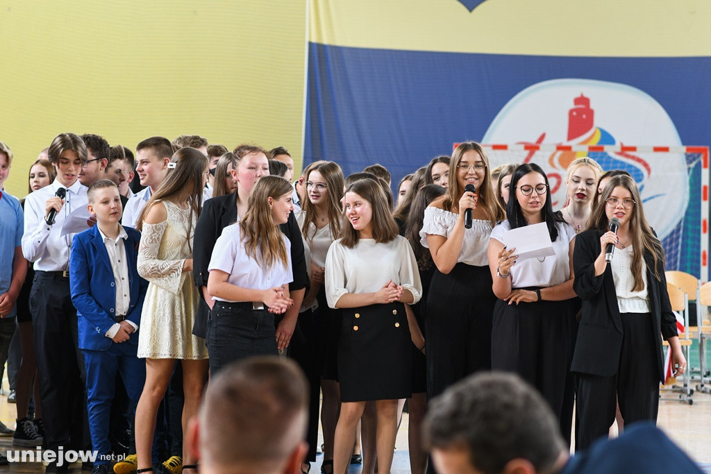 Absolwenci pożegnali uniejowską podstawówkę