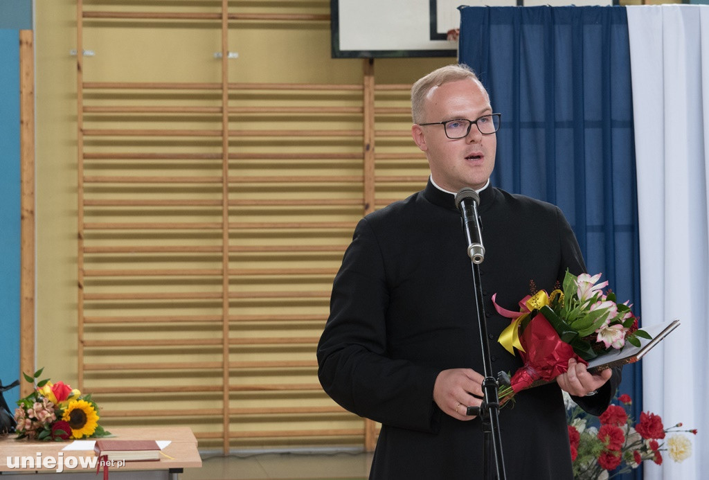 Absolwenci pożegnali uniejowską podstawówkę