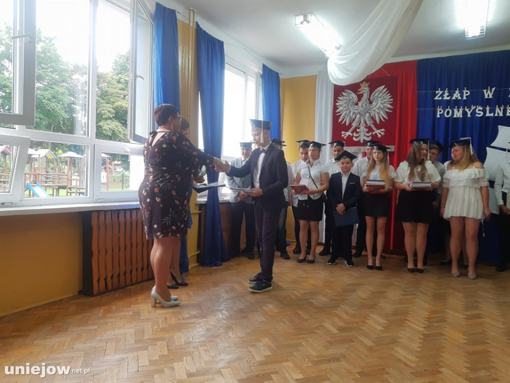 Ukończenie szkoły przez ósmoklasistów w Wilamowie