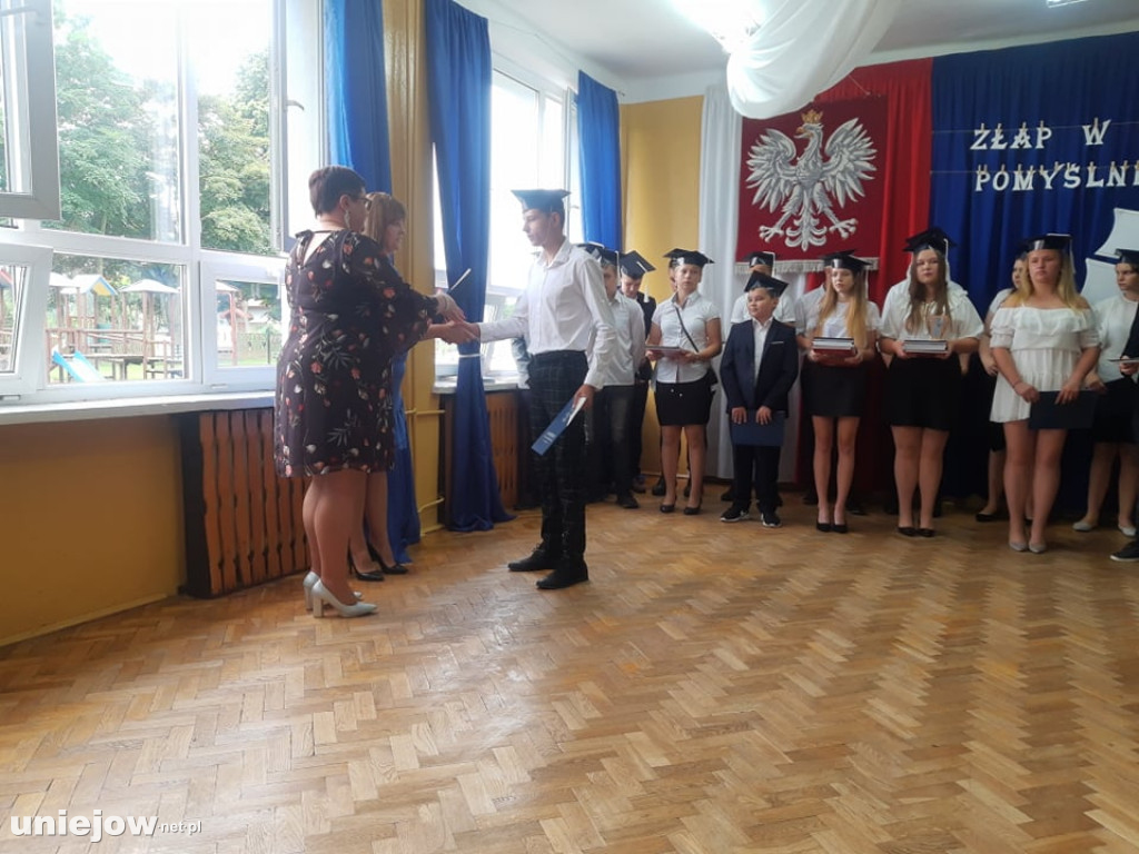 Ukończenie szkoły przez ósmoklasistów w Wilamowie
