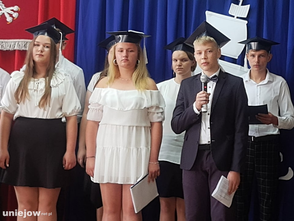 Ukończenie szkoły przez ósmoklasistów w Wilamowie