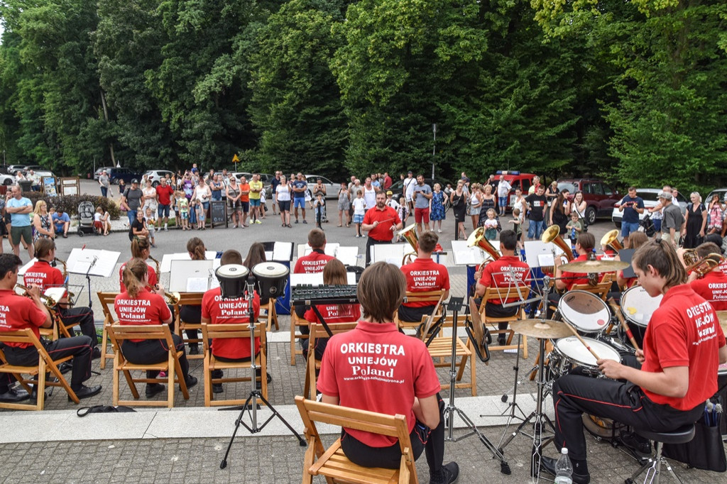 Uniejowska orkiestra zagrała przy Termach